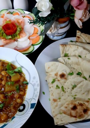 A picture of Chana Aalu ka salan and Roti.
