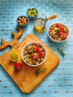 عکسی از دستور سالاد نخود با پنیر فتا 🥒🍅