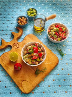 عکسی از دستور سالاد نخود با پنیر فتا 🥒🍅