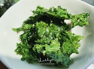 Hình của món Kale Chips (Snack Cải Xoăn Nướng Giòn).