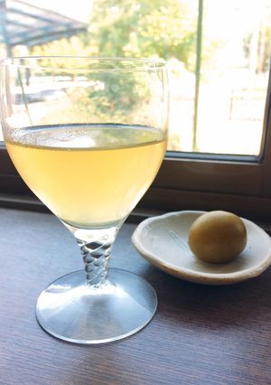 A picture of Plum liqueur and green tea cocktail.