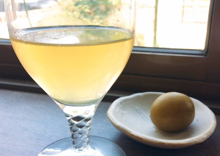 Plum liqueur and green tea cocktail