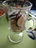 Plátano con salsa de chocolate y láminas de coco