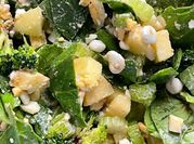 Una foto de ensalada espinacas con manzana