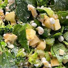 Una foto de Ensalada espinacas, apio, brócoli