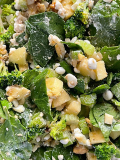 Una foto de Ensalada espinacas, apio, brócoli