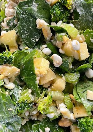 Una foto de Ensalada espinacas, apio, brócoli
