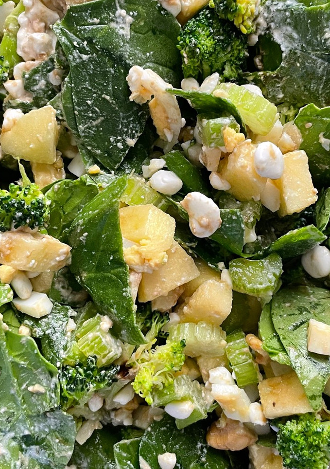 Una foto de Ensalada espinacas, apio, brócoli