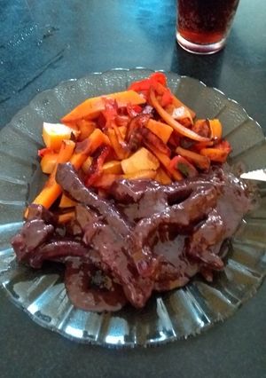 Una foto de Paleta de novillo al vino con miel y verduras salteadas