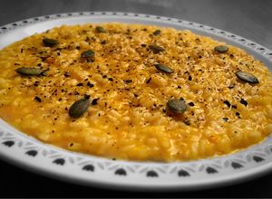 Foto di Risotto alla zucca, zenzero, semi di zucca e polvere di liquirizia 🎃 🍈