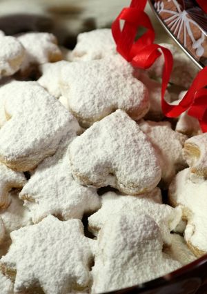 A picture of Kourabiedes with Almonds.