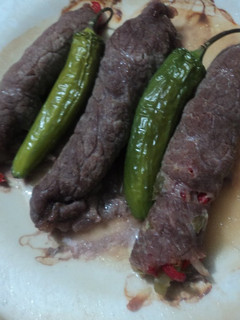 Una foto de Bistec marinados en pulque rellenos de pimientos de colores y queso de saca con serrano para fiesta