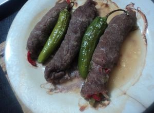 Bistec marinados en pulque rellenos de pimientos de colores y queso de saca con serrano para fiesta Una foto de Bistec marinados en pulque rellenos de pimientos de colores y queso de saca con serrano para fiesta