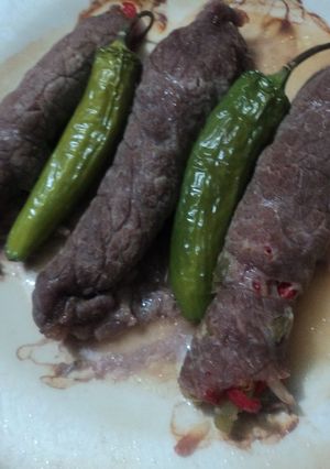 Una foto de Bistec marinados en pulque rellenos de pimientos de colores y queso de saca con serrano para fiesta