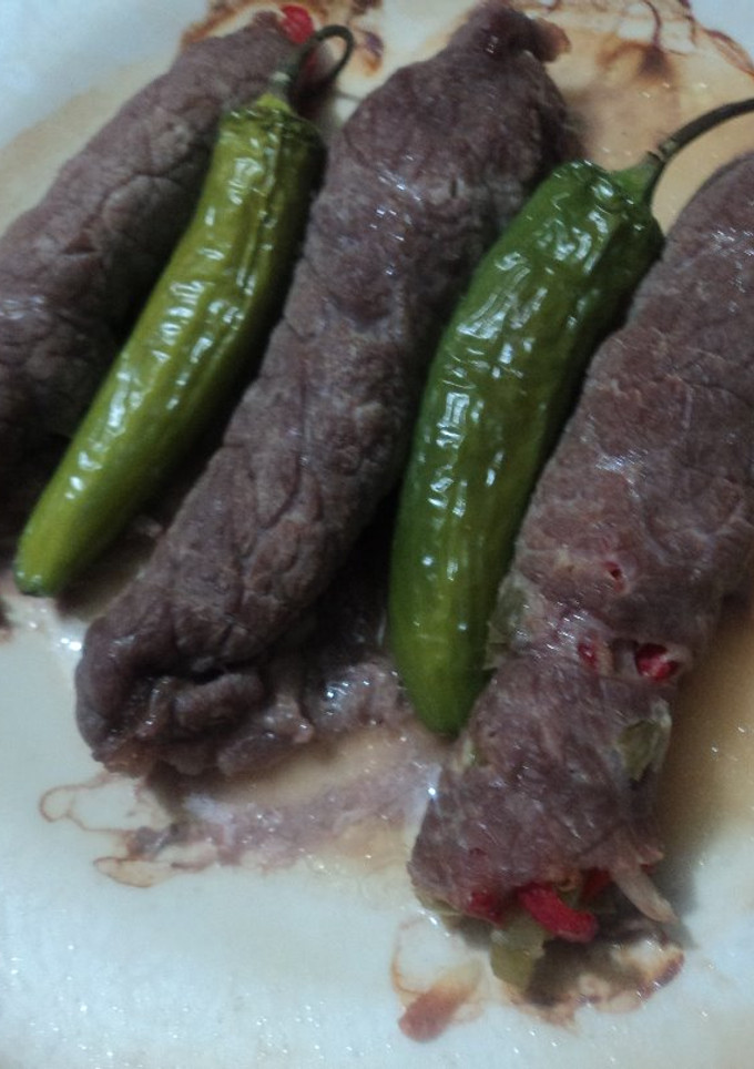 Una foto de Bistec marinados en pulque rellenos de pimientos de colores y queso de saca con serrano para fiesta