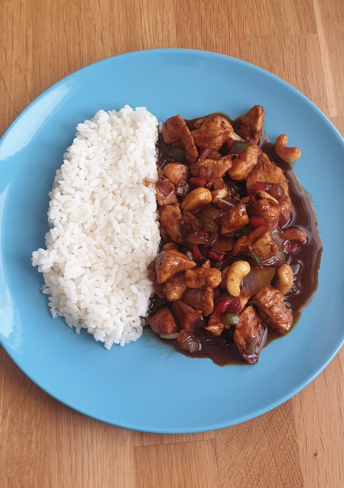 Una foto de Pollo estilo asiático con anacardos