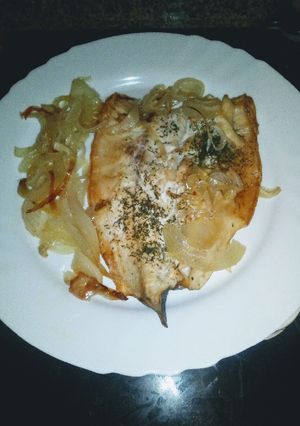 Foto principal de Dorada al horno con cebolla y pimientos