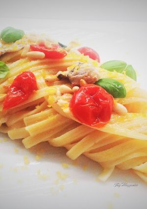 Foto di Linguine rigate con sarde all'arancia, datterini confit e bottarga