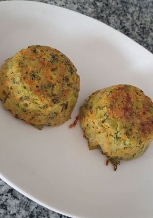 Una foto de Muffins de brócoli y zanahoria