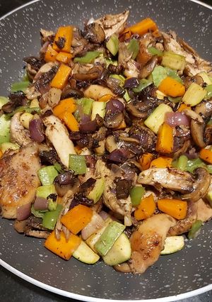 A picture of Chicken,mushroom veggies(serve with your rice choice).