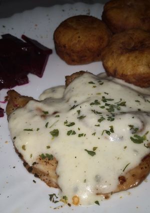 Roston csirkemell sajtmártással, burgonyafánkkal recept fotója
