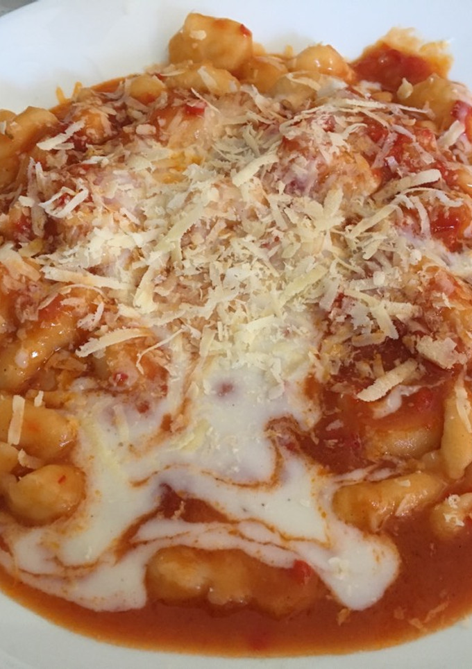 Una foto de Ñoquis con salsa rosa y pollo!