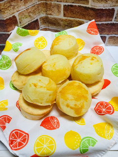 Una foto de Pan de Queso (pão de queijo)con Fecúla de Camote (al estilo Brasilero)