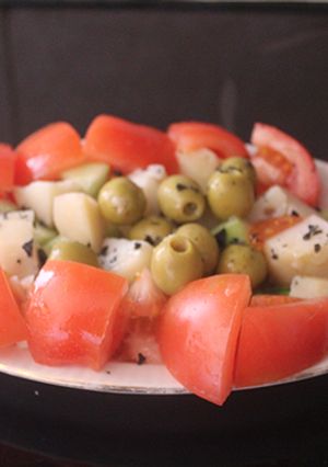 Foto principal de Ensalada de tomate y patata con sal negra