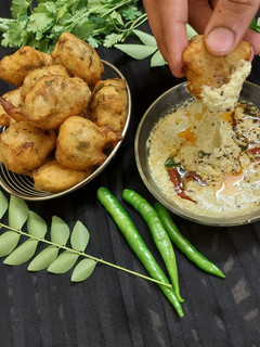 मैसूर बोंडा/भज्जी (mysore bonda/bajji recipe in Hindi) रेसिपी मुख्य फोटो