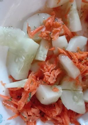 Una foto de Ensalada de zanahoria, pepino y ajo🍲🌱