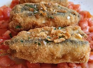 Una foto de Boquerones rellenos empanados