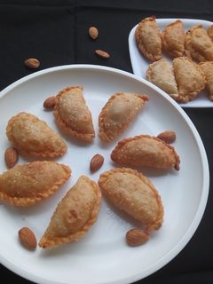 मावा गुजिया (Mawa gujiya recipe in Hindi) रेसिपी मुख्य फोटो