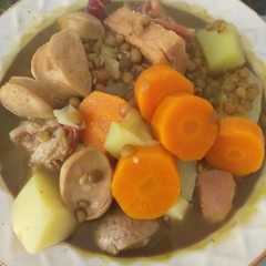 Una foto de Lentejas con puerco y verduras