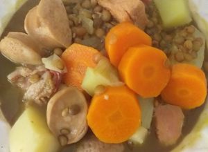 Una foto de Lentejas con puerco y verduras