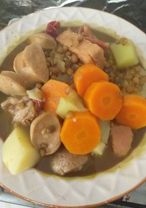 Una foto de Lentejas con puerco y verduras