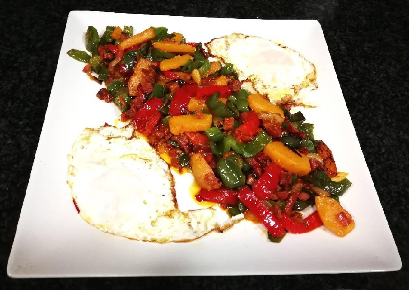 Pisto diferente con huevos camperos