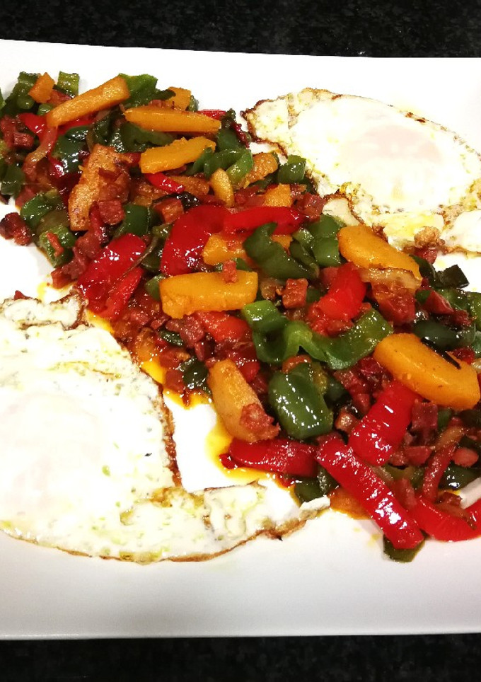 Una foto de Pisto diferente con huevos camperos