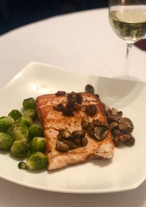 Una foto de Salmón con hongos y repollitos de Bruselas