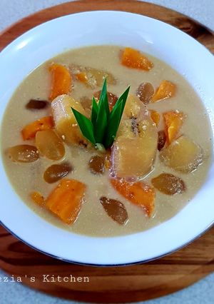 A picture of Kolak Pisang Labu (Banana and Sweet Potato in Coconut Milk).