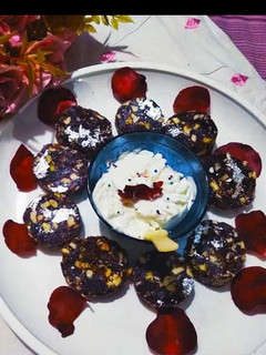 A picture of Dates and dryfruits roll.
