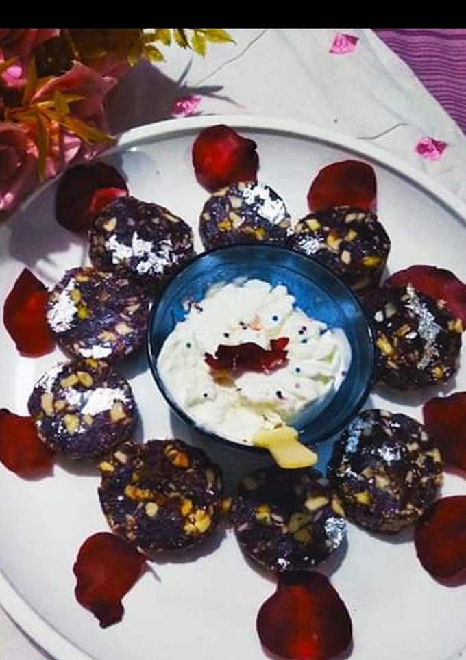 A picture of Dates and dryfruits roll.