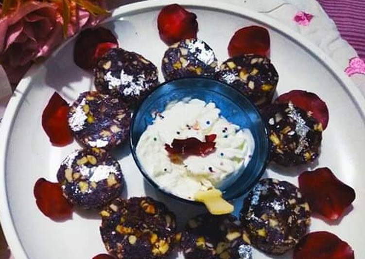 Steps to Make Winter Dates and dryfruits roll
