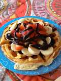 Waflle con banano salsa de chocolate fresas y chips de chocolate