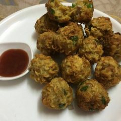 A picture of Cheesy maggi fritters.