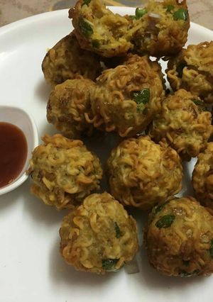 A picture of Cheesy maggi fritters.