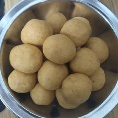Chana laddoo A picture of Chana laddoo.