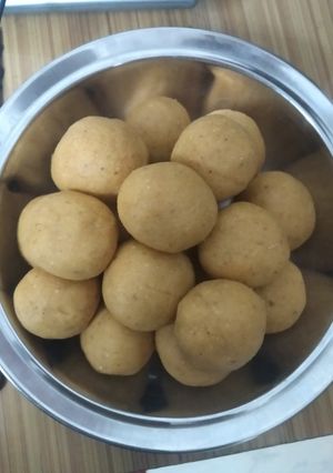 A picture of Chana laddoo.