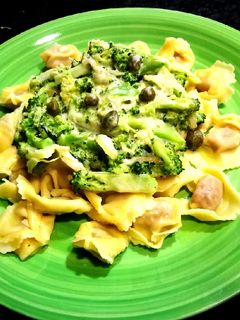 Una foto de Tortellini de jamón curado con brócoli y alcaparras en salsa