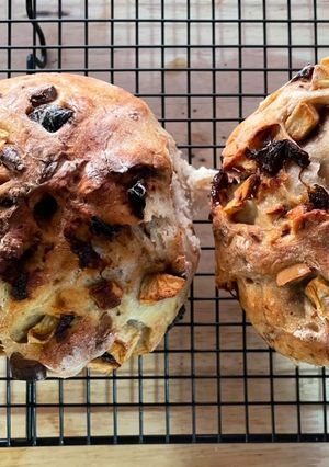 รูปของ ขนมปังช่าง🍞ไส้พรุนอัลมอลด์🍎แอปเปิ้ลอบเชย🍇🌿(Artisan Bread with Prune Almond Apple and Cinnamon)