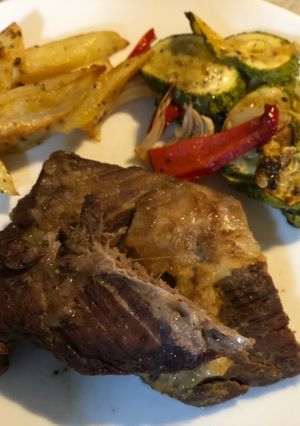 Una foto de Carne al horno con papas y zucchinis
